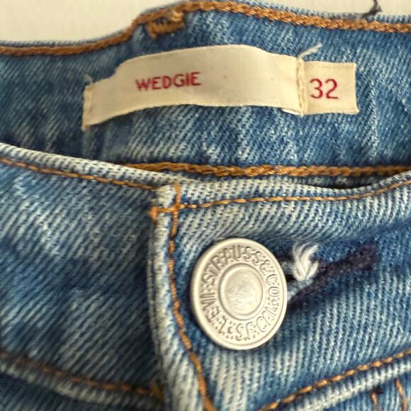 LEVI'S | Wedgie High Rise Ankle Length Distressed Knee Blue Jeans | Size 32 - Picture 3 of 6